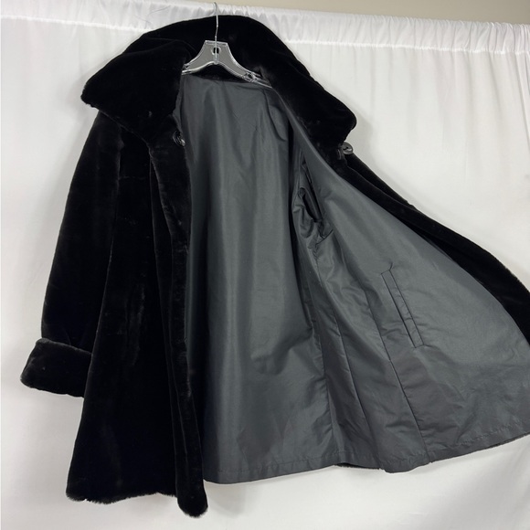 Luxurious Reversible Faux Fur Coat - Picture 8 of 13